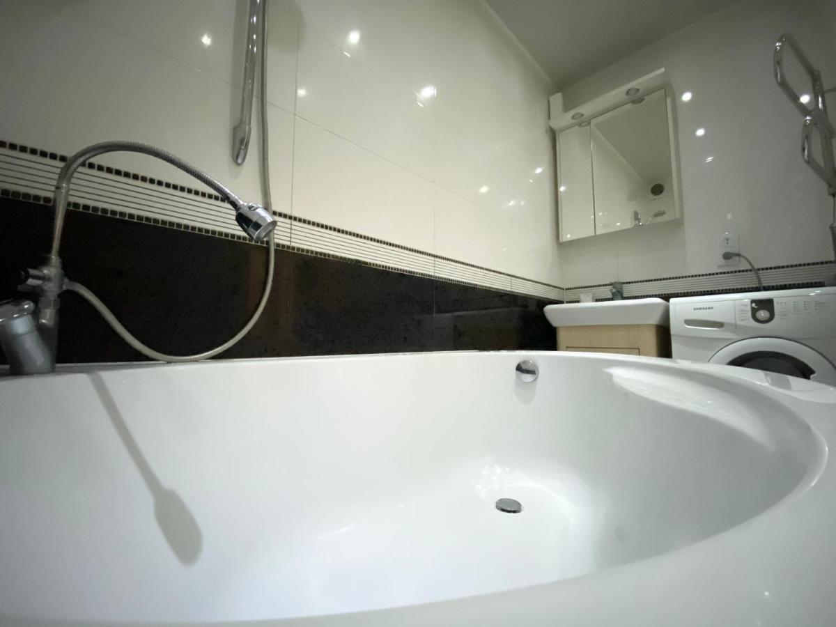 Beautiful 1-Bedroom Near Most City Center دنيبروبيتروفسك المظهر الخارجي الصورة